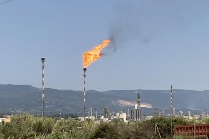 Flamarada a la torxa de Repsol per una parada no programada, al polígon petroquímic nord de Tarragona.