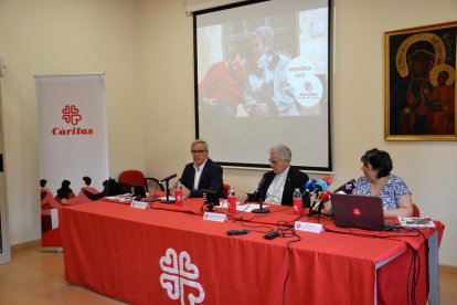 Salvador Grané Terradas, director de Càritas Diocesana, l'arquebisbe de Tarragona, Joan Planellas; i Pilar Ribas, coordinadora de l'Observatori Social, en la presentació de la memòria 2021 de l'entitat