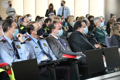 El consejero de Interior, Joan Ignasi Elena, junto al director general de la policía, Pere Ferrer, y el comisario jefe de los Mossos d'Esquadra, Josep Maria Estela.