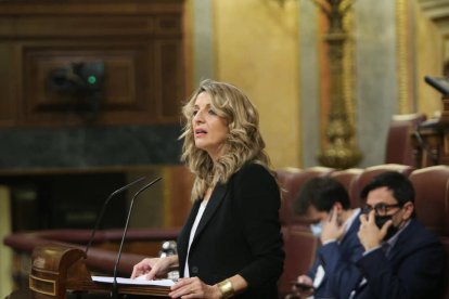 La vicepresidenta segunda y ministra de Trabajo, Yolanda Díaz, interviene en el debate de la convalidación de la reforma laboral desde la tribuna del Congreso.