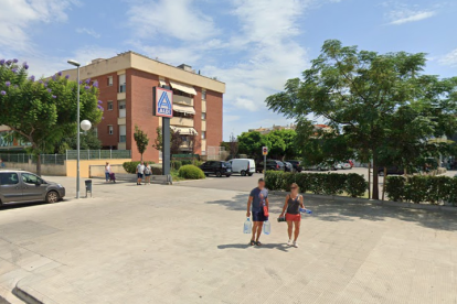 Olga vende los cupones en dos lugares de Cunit, uno de ellos en la avenida Barcelona.