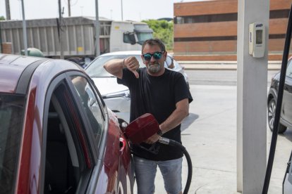 Imagen de Santiago Barrionuevo mientras pone gasolina en su vehículo en el polígono Francolí de Tarragona.