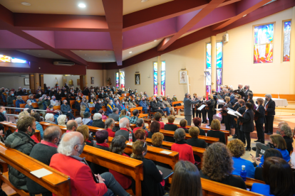 Una de les cinc corals participants cantant durant l'acte celebrat a la parròquia de Crist Rei, ahir.