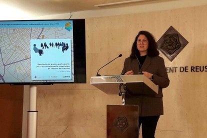 Marina Berasategui, regidora d'Urbanisme i Mobilitat, durant la roda de premsa, ahir.