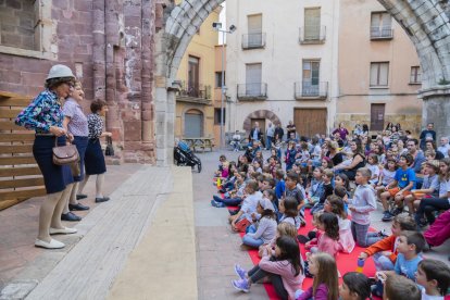 La plaça Vella, plena de gom a gom durant l'actuació de la companyia Anna Confetti.