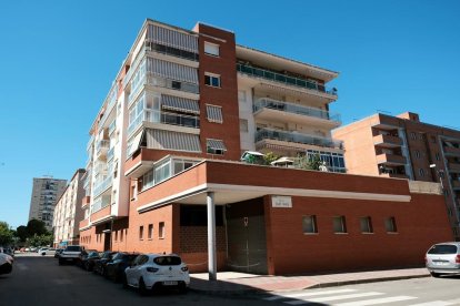 Imatge del bloc de Sant Magí, on s'instal·larà la futura biblioteca del barri.