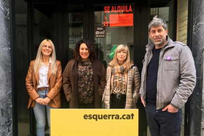 Norma Pujol, diputada al Congrés d'ERC; Gemma Carim, presidenta del Consell de la Ribera; i Xavier Gràcia, president del Consell del Priorat,en la roda de premsa per denunciar el tancament de l'oficina de la Seguretat Social a Móra d'Ebre

Data de publicació: dilluns 04 d'abril del 2022, 13:54

Localització: Móra d'Ebre

Autor: Cedida ERC