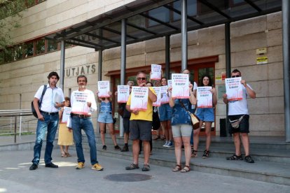 Una desena de persones han donat suport a l'expresident de Gepec a la seva sortida dels jutjats de Reus.