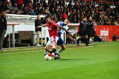 El Nàstic es queda congelat a la primera meitat i l'àrbitre l'escalfa amb dos errors a la segona (0-1)