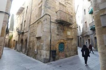 Imatge de l'edifici ubicat entre el carrer Riudecols i la plaça Ripoll.