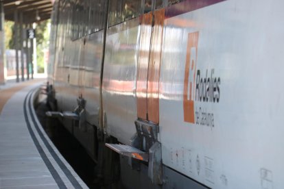 Lateral de un tren de Rodalies de la línea R8, parado en la estación de Rubí.