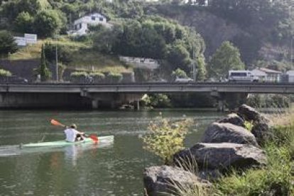 Un home navega en canoa pel riu Bidasoa al seu pas per Irun aquest dissabte.