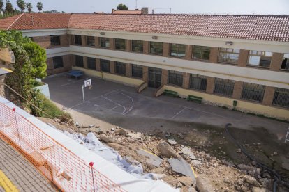 El mur va caure al pati del col·legi durant el temporal de Santa Tecla, el 23 de setembre.