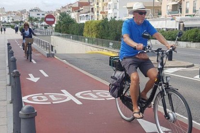 Cambrils cuenta con una amplia red de carriles bici que conecta los puntos de interés del municipio.