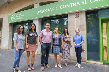 Jesús Gómez amb diversos membres de l'equip que treballa a l'Associació.