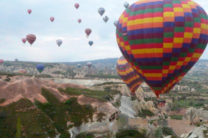 Imatge dels vols de globus aerostàtics a Capadòcia.