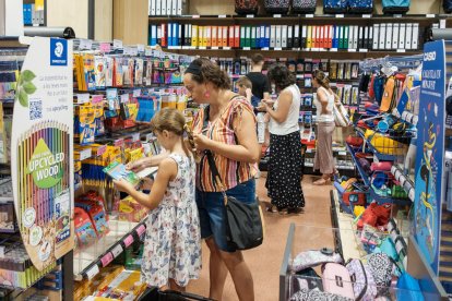 Algunes famílies esperen als últims dies de les vacances per comprar el material escolar necessari per a les classes.