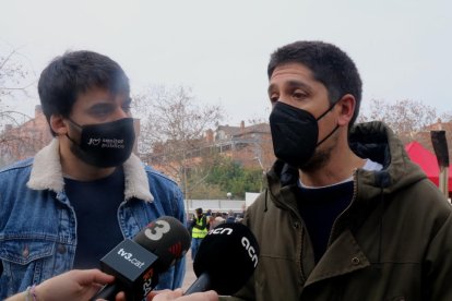 El portavoz de En común Podem, David Cid, atiende a los medios de comunicación en la Feria de la Candelera de Molins de Rei, acompañado del diputado en el Parlament Lucas Ferro.