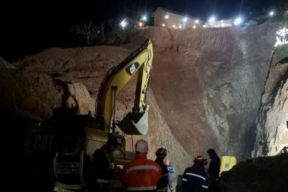 Vista de las labores del rescate del niño Rayan de un pozo de la localidad marroquí de Ighran.