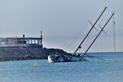 Imatge del vaixell embarrancat a la platja de Coma-ruga.