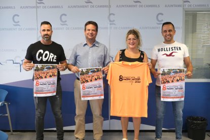 El alcalde de Cambrils, Oliver Klein, junto a varios representantes.