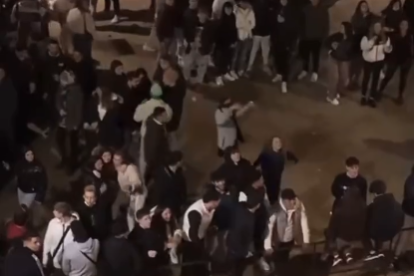 Captura del vídeo con jóvenes bailando en las gradas del Circo romano.