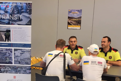 Dos membres d'un dels equips del Rally rebent la formació.