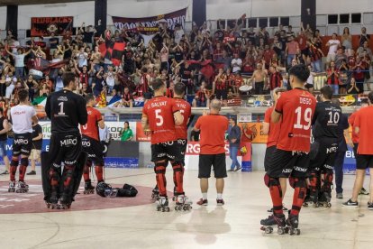 Els jugadors del Reus Deportiu rebent els aplaudiments de la seva afició al final del darrer partit.