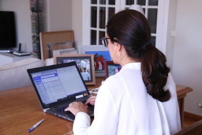 Una mujer teletrabajando