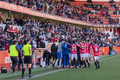 Los jugadores del Nàstic  celebrando el gol.