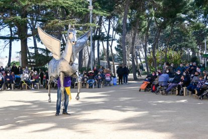 Actuación del Cavall Alat al final del acto del Club del Seguici.