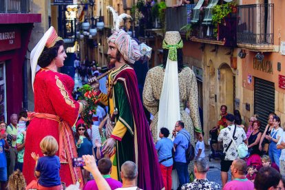 Els Gegants Vells es preparen per baixar pel carrer Major, precedits pels Gegants de la Ciutat.