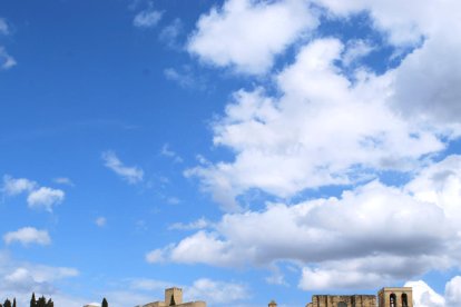 El riu Ebre, el Castell i la Catedral de Tortosa.