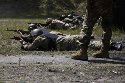 Voluntarios del Batallón Revancha entrenan el 18 de junio en las afueras de Kiev.