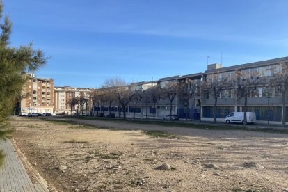 El descampat on es farà la pantalla per protegir l'institut que esdevindrà zona verda per al barri.