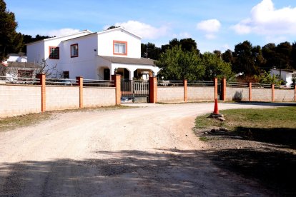 Casa situada al carrer Darnius, on vivia l'home mort i la dona detinguda.