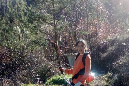 La jove agricultora reusenca Cristina Roig treballant a la parada de la Febró (Muntanyes de Prades).