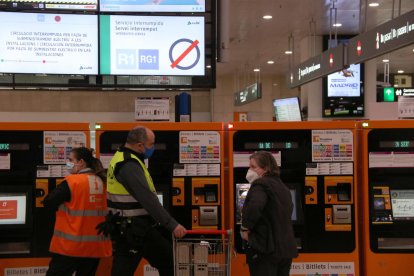 Personal de Renfe ajudant a una passatgera.