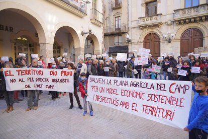 Imatge general de la protesta d'ahir en contra del polígon industrial de la Plana de l'Alt Camp.