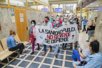 Els veïns van protestar a l'interior del CAP la Granja de Tarragona.