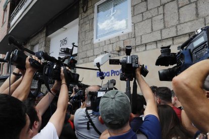 Diversos periodistes al costat de l'habitatge situat al número 205 del carrer Serrano de Madrid,