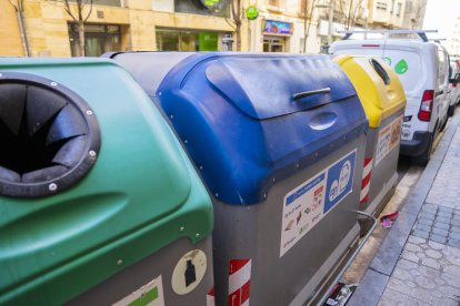 Imatge d'arxiu d'una illa de contenidors al carrer Gasòmetre de Tarragona.