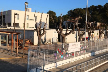 L'escola Arquitecte Jujol dels Pallaresos amb una pancarta que denuncia el tancament de la línia de P3 de cara el curs vinent.