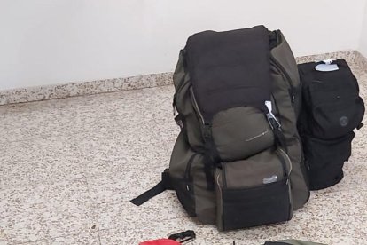 Alguns dels objectes que la Policia Local va trobar al detingut per estafar a tres bars de Llançà.