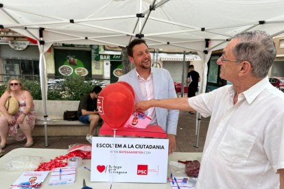 Rubén Viñuales durant la trobada al barri de Bonavista.