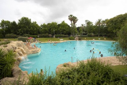 Imatge del primer dia de les piscines municipals del Parc dels Capellans de Reus obertes, ahir.