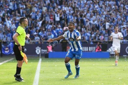 Jesús Mira rebent les queixes d'un jugador del Deportivo.