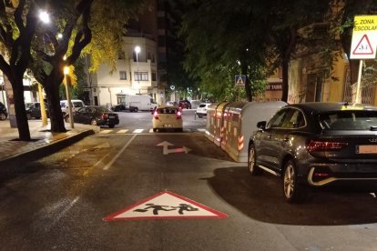 Imagen de la calle Rovira i Virgili, donde se han pintado símbolos de zona escolar, pasos de peatones y líneas de detención.