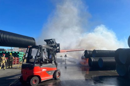 Imatge dels Bombers apagant els punts calents després de donar l'incendi per controlat.