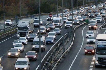 Vehicles en retenció a l'autopista AP-7 a l'alçada de Cerdanyola del Vallès.